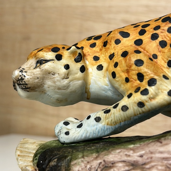 Vintage 🐆 Leopard Big Cat Prowling on a Log Ceramic Sculpture Figurine Art - Picture 11 of 16